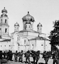 Итальянцы около Свято-Троицкого собора фото 1942 года